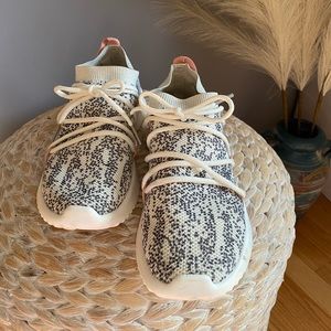 Woman’s size 7 Adidas Cloud Foam.